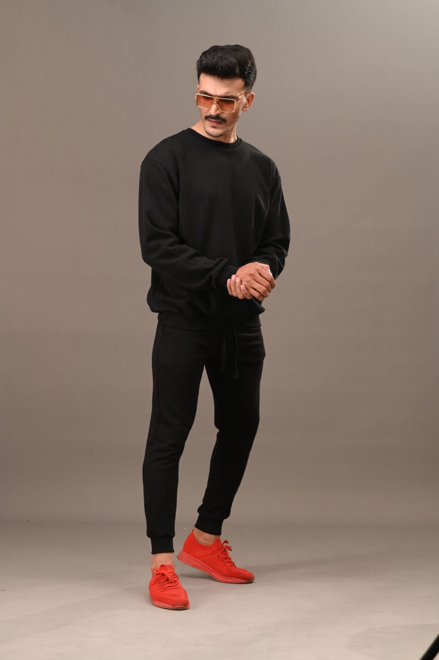 BLACK BASIC SWEATSHIRT