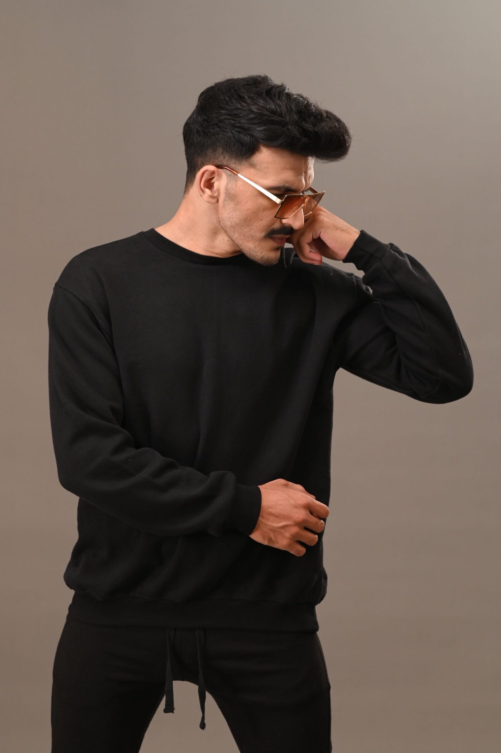 BLACK BASIC SWEATSHIRT Hover